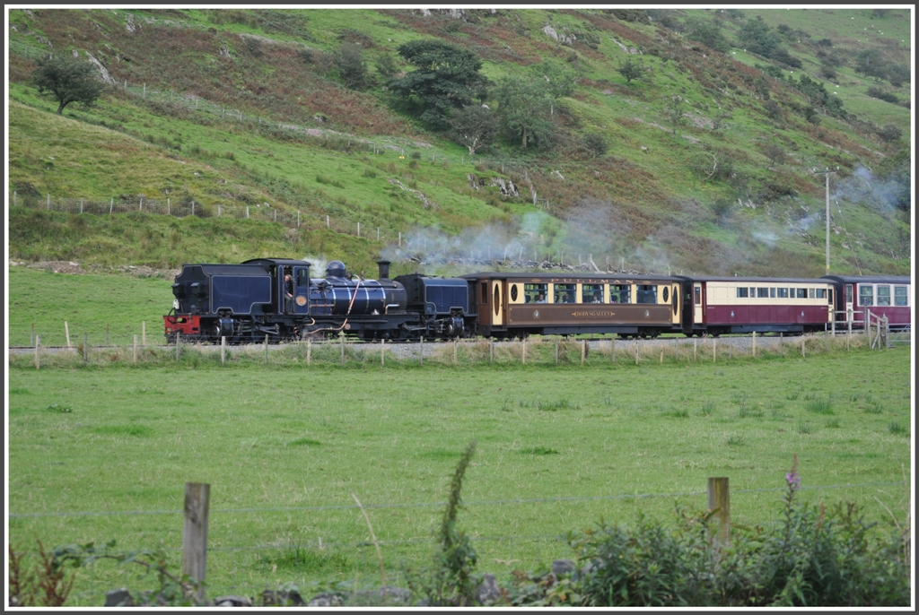 Dampfzug Porthmadog - Caernarfon mit der SAR NGG class 16 Garratt Nr 87 zwischen Rhyd Ddu und Wauwnfar. (04.09.2012)