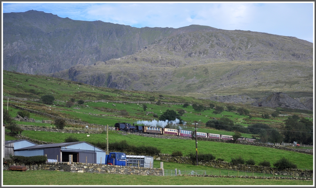 Dampfzug Porthmadog - Caernarfon mit der SAR NGG class 16 Garratt Nr 87 zwischen Rhyd Ddu und Wauwnfar. Links oben ist der Gipfel des Snowdon zu sehen. (04.09.2012)