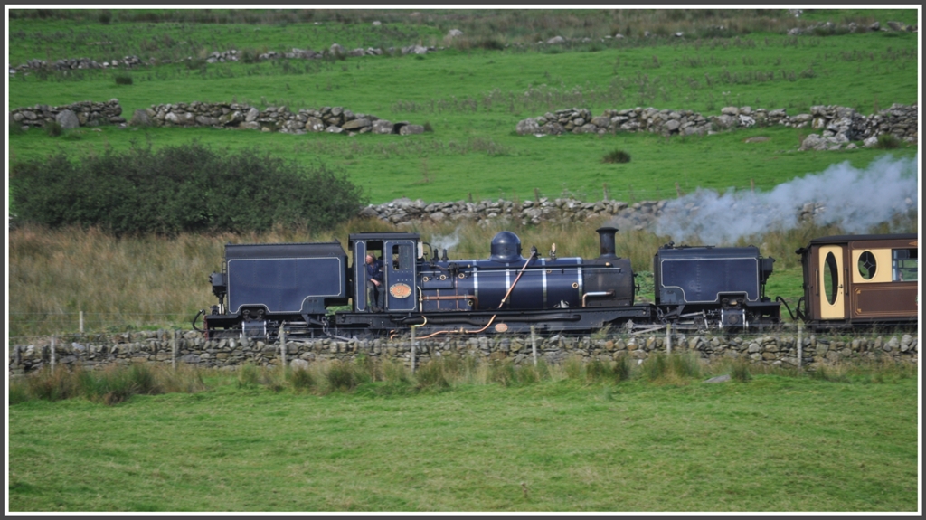 Dampfzug Porthmadog - Caernarfon mit der SAR NGG class 16 Garratt Nr 87 zwischen Rhyd Ddu und Wauwnfar. (04.09.2012)