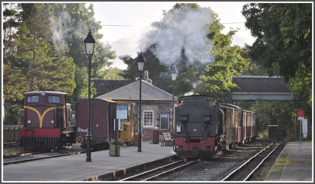 Dampfzug Porthmadog - Caernarfon mit NGG Class 16 Garratt Nr 143 f�hrt in Dinas ein, wo sich auch die Werkst�tte der WHR befindet.Die Diesellok Castell Caernarfon kam zwei Tage sp�ter zum Einsatz, als eine Dampflok ausfiel. (04.09.2012)