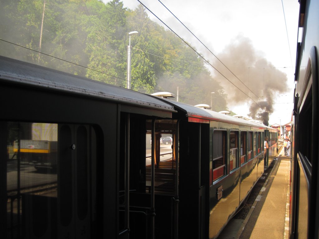 Dampfzug der Waldenburgerbahn steht abfahrbereit auf gleis 2 in Waldenburg am 21.8.2011