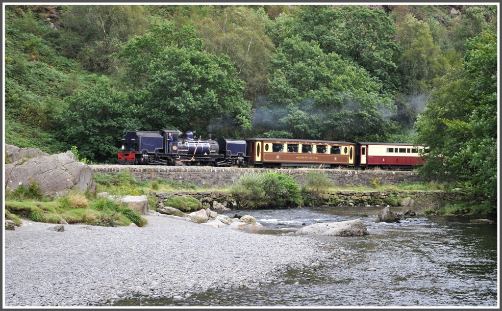 Dampfzug der Welsh Highland Railway am Pass of Aberglaslyn zwischen Pont Croesor und Beddgelert. Zug lok ist SAR NGG Class 16 Garratt nr. 87. (04.05.2012)