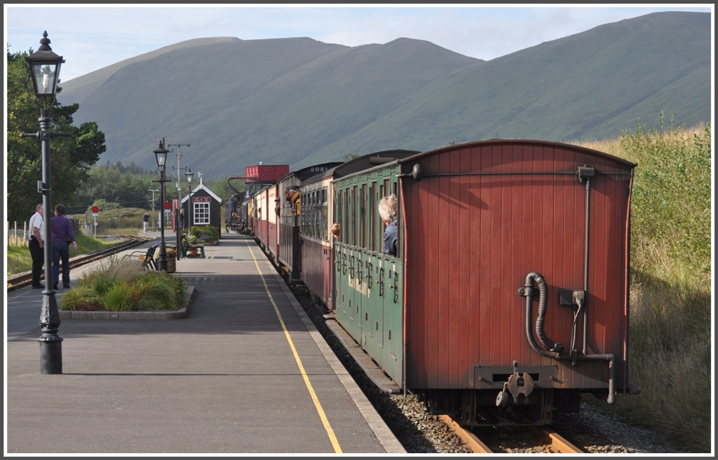 Dampfzug der Welsh Highland Railway von Porthmadog nach Caernarfon in der Kreuzungsstation Rhyd Ddu. (04.09.2012)
