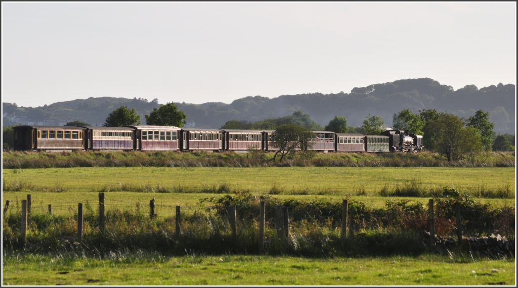 Dampfzug der WHR in der Abendsonne bei Pont Croesor. (05.09.2012)