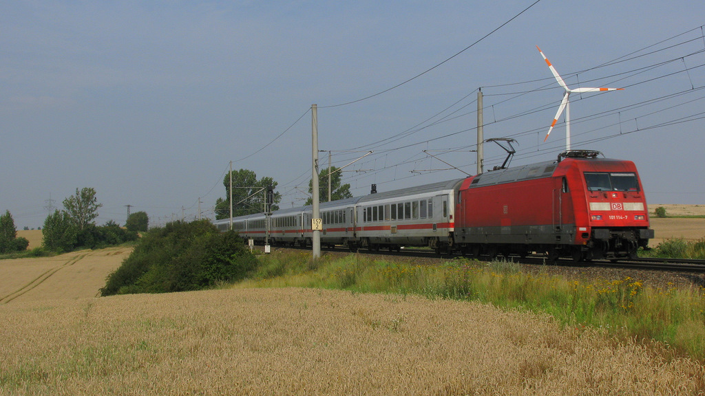 Danach wurde nach einer 20-mintigen Wandersschaft Lager bei Wassen bezogen. Hier durcheilte 101 114-7 die beschauliche Landschaft. An ihrem Haken hat sie den verspteten IC 2243 nach Berlin. 03.08.2011