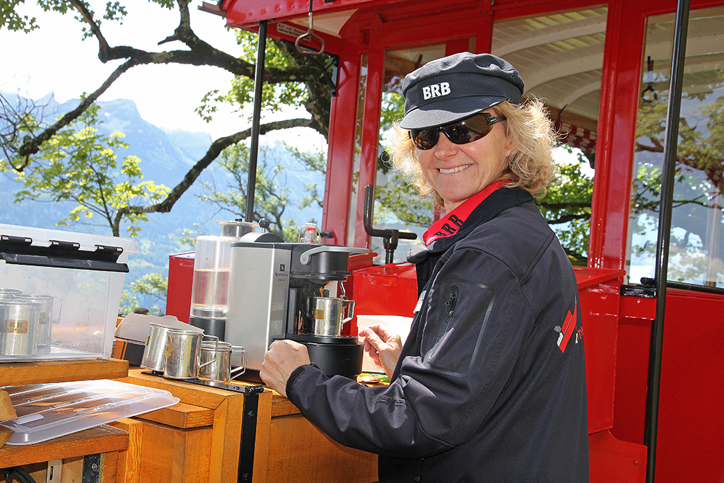 Dank Akku kann uns Frau Grossmann einen feinen Espresso zubereiten. Auf der BRB-Dampfstrecke hat's ja keinen Strom. Kreuzungsstelle Geldried, 16. Juli 2012, 13:45