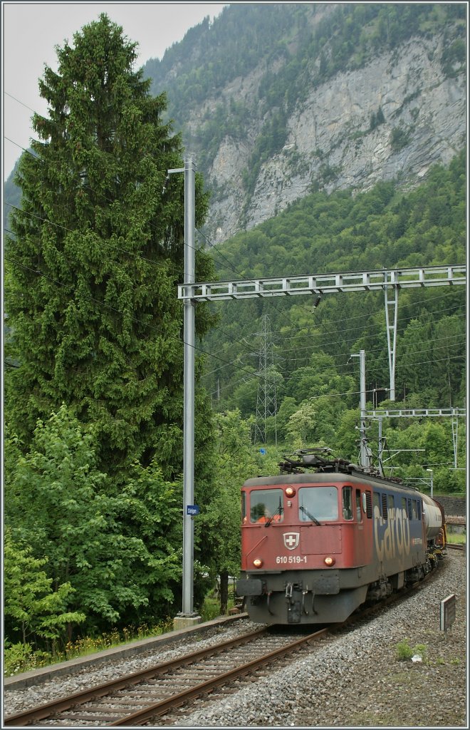 Dank dem die BLS zwischen Spiez und Interlaken wieder ihre beliebten, wenn auch etwas modernisierten  Sahlenweidli -Regionlazge einsetzt, konnte in Drlingen der kreuzende Gterzug mit der SBB Ae 6/6 (610 519-1) an der Spitze abgelichtet werden.
1. Juni 2012