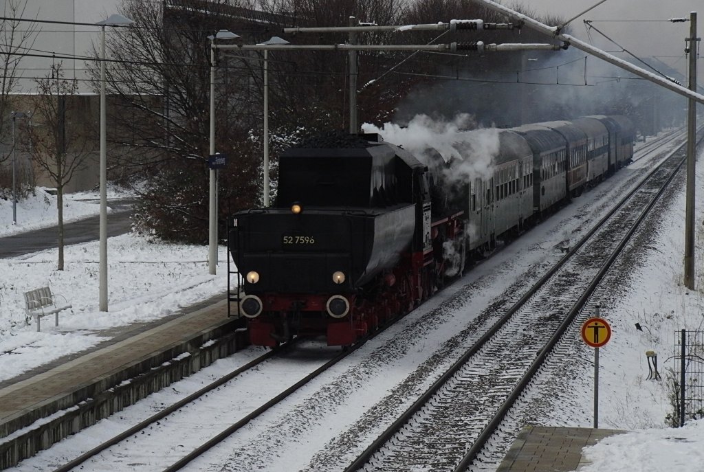 Dank dem Tipp von Olli beim Bahnbilder-Treffen konnte 52 7596 mit dem Sonderzug der Eisenbahnfreunde Zollernbahn zum Konstanzer Weihnachtsmarkt am 09.12.2012 an der Haltestelle Konstanz-Frstenberg fotografiert werden.