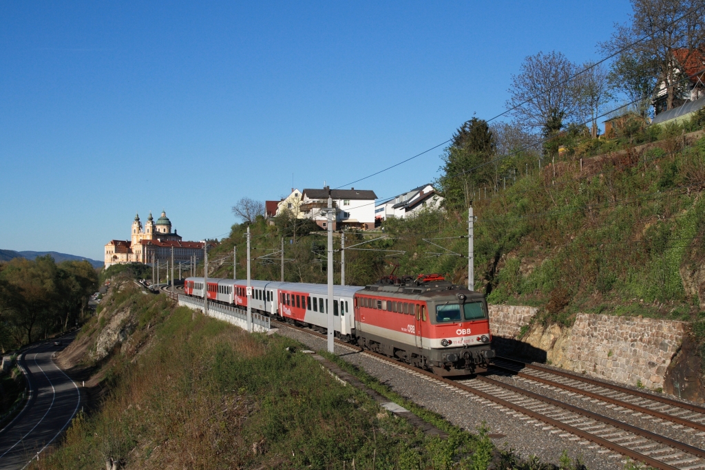 Dank des Bahnhofsrckbaus, bei dem mit Lrmschutzwnden nicht gegeizt wurde, befindet sich die letzte Fotostelle in Melk etwas auerhalb der Stadt. Vor dem gleichnamigen Stift fhrt 1142.628 den R 2076 nach Pchlarn. 25.04.2012