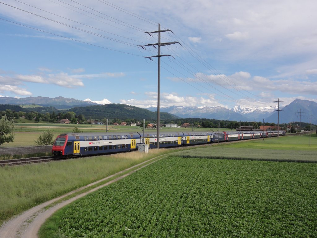 Dank des Eidg. Jodlerfestes 2011  verirrten  sich auch drei DPZ ins Berner Oberland. Das Bild mit dem Extrazug 30168 Interlaken Ost-Zrich HB entstand bei Kiesen am 19.06.2011