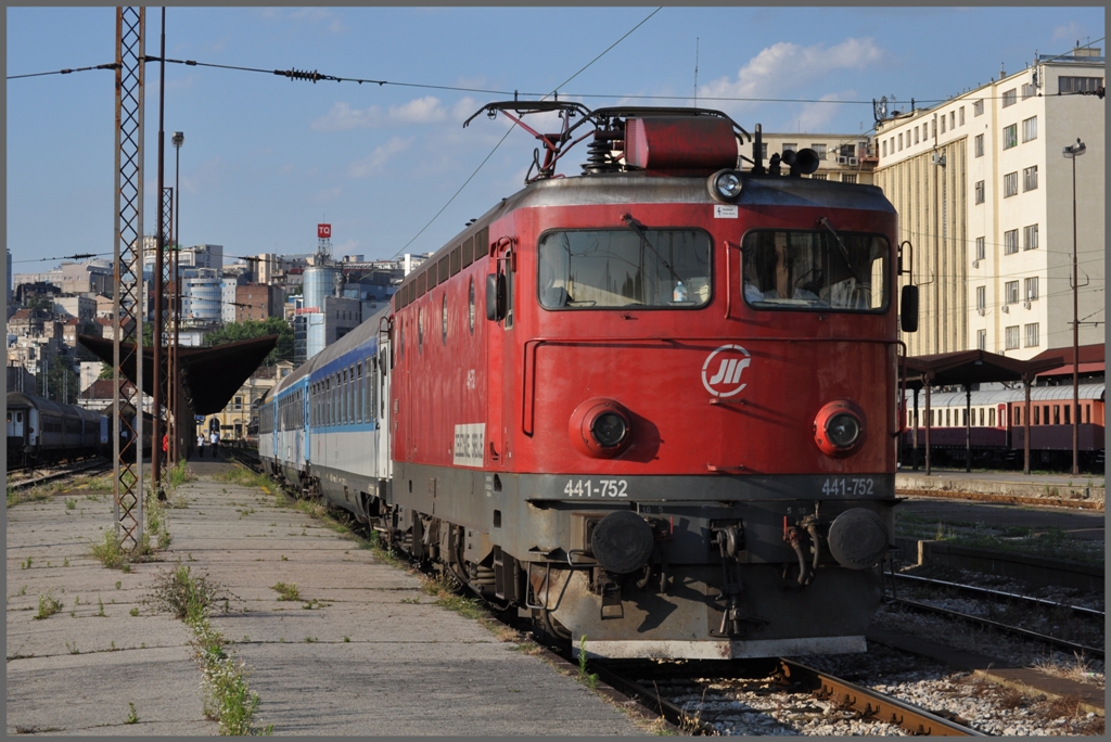 Dank des Schritttempos ist es mglich fast beliebig viele Fotos von ein- und ausfahrenden Zgen zu machen. 441 752 mit drei Wagen nach ?? 
(03.07.2011)