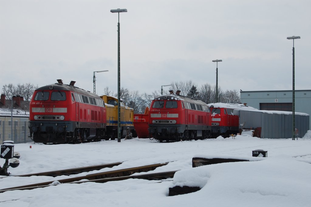 Dank des Tipps eines Fotokollegen - Danke an dieser Stelle - konnte ich am 20.2.2010 in Kempten jene 218er aufnehmen, die - bis auf eine Ausnahme - wohl nicht mehr in den Einsatzbestand zur�ckkehren werden. Links im Bild steht 218 461-2, welche vermutlich abgestellt ist, rechts daneben steht die ehemalige Ulmer und jetzige Kemptner 218 214-5, welche leider z-gestellt ist. Hinter ihr steht noch die 218 mit der Ordnungsnummer 141 welche wegen eines Turboladerschadens auf z ist. Hinter 218 461-2 ist dann auch noch eine 213 von DBG zu erkennen, welche in Kempten wohl im Laufe der Zeit eine 2. Fristverl�ngerung erhalten soll. Anmerkung: Das Bild entstand von einer �ffentlichen Gr�nfl�che aus.