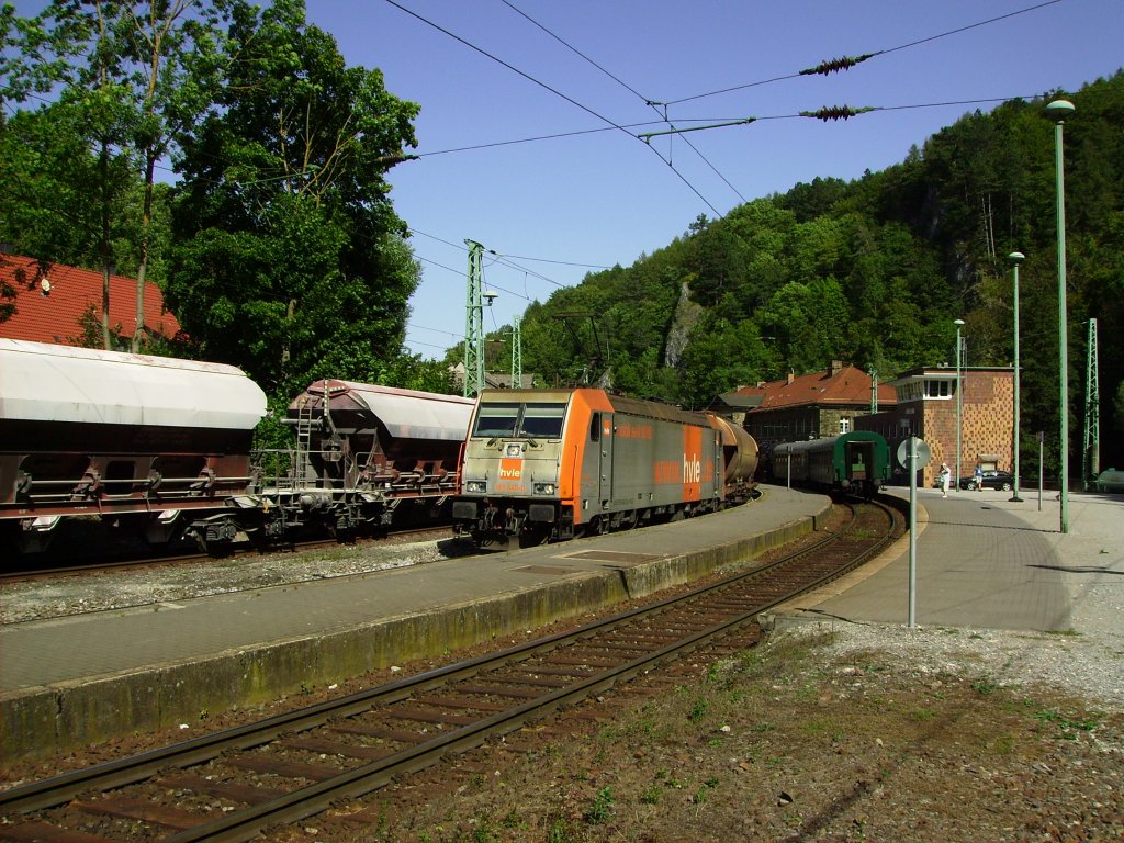 Dank der Fahrzeiten auf der Seite www.cargonautus.de/KBS328.htm gelang mir am 19.08.2012 ein Bild des 80428 bei der Durchfahrt durch den Bahnhof Rbeland (Harz). Auf Gleis 1 stand die Bergknign mit ihrer Garnitur die spter zurck nach Blankenburg fuhr.