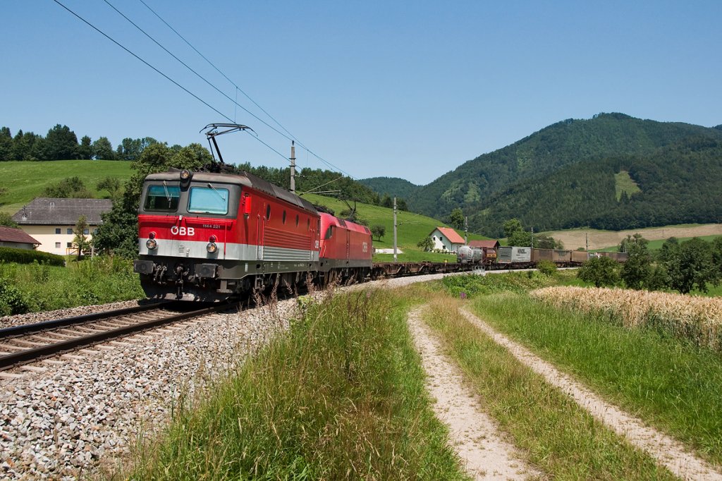 Dank der Information des netten Fahrdienstleiters von Steyerling konnte am 12.07.2011 dieser Gterzug mit 1144 221 an der Spitze von Passau Richtung Selzthal bei Schn, kurz vor Klaus abgelichtet werden. 