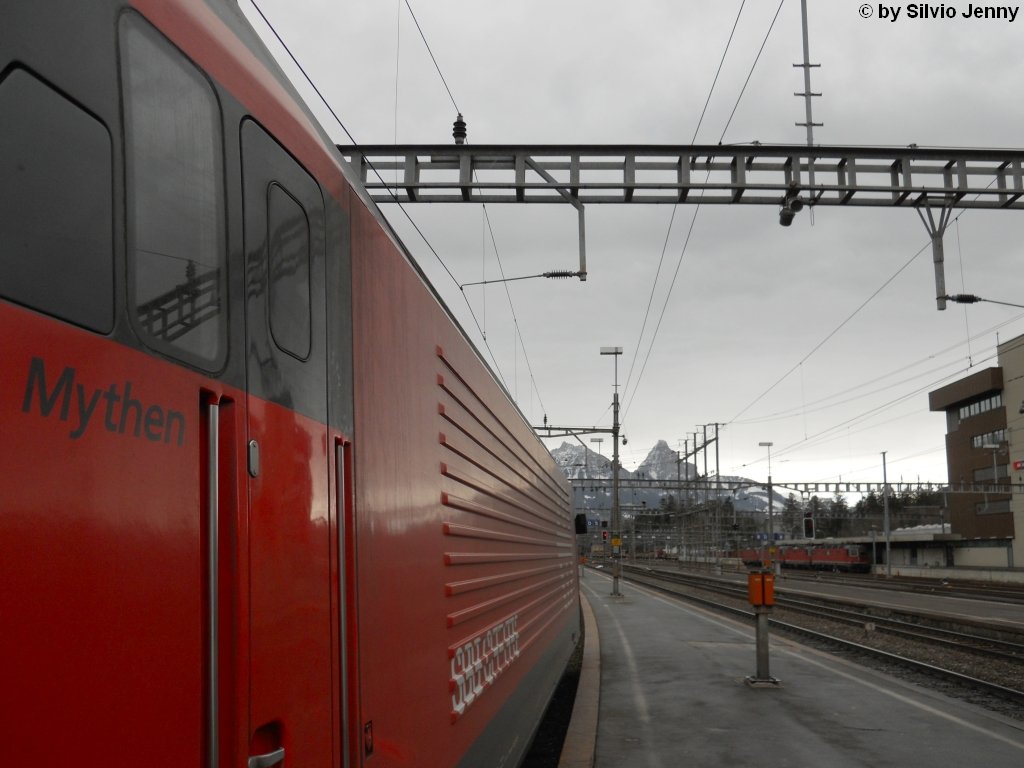 Dank den IR, die am Gotthard wieder teilweise mit Re 460 gefhrt, kommt auch die die Re 460 064-9 ''Mythen wieder an ihren Namensgeber, dem grossen und dem kleinen Mythen, vorbei. Arth-Goldau 28.2.2010