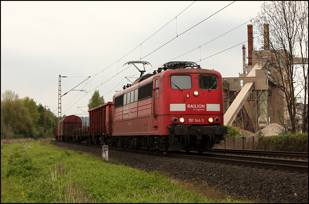 Dank der Lokvorschau konnte 151 144 (9180 6151 144-3 D-DB) mit dem 52296, Finnentrop - Hagen-Vorhalle, bei Hagen-Halden abgelichtet werden. (14.05.2010)