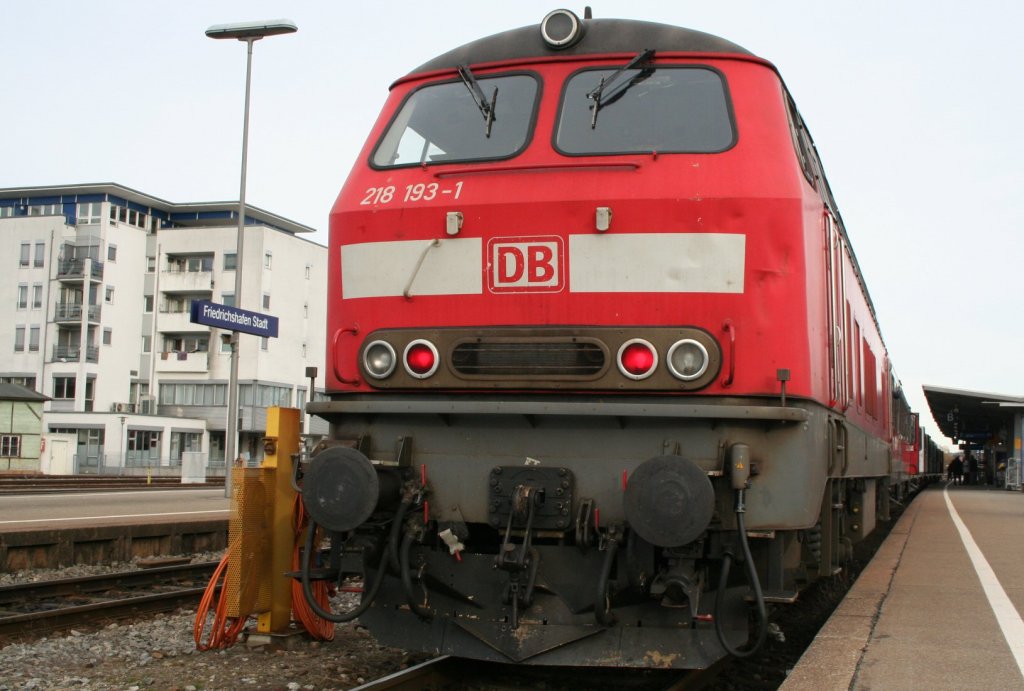Dank einer Meldung im Sdbahnforum konnte ich die 218 193-1, die schon ihre 2. Fristverlngerung hat, in Friedrichshafen Stadt fotografieren, 27.02.10