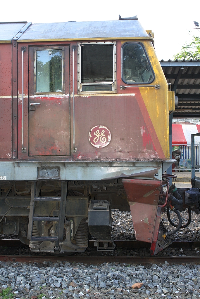 Dank Mittelpufferkupplung stört ein im Stirnbereich deformierter Langträger nicht wirklich. Hintere linke Ecke der GEA 4556 am 13.Juni 2011 in der Pak Chang Station.


