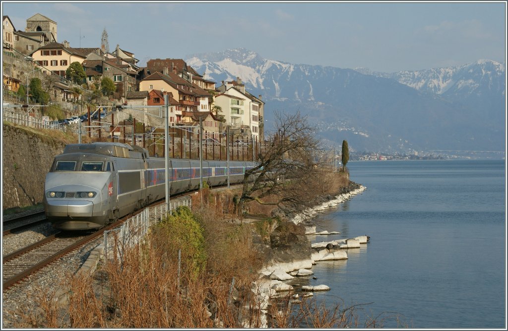 Dank Sommerzeit kann der  TGV de Neige  nun auch bei gutem Tages-Licht bei St-Saphorin fotografiert werden.
25. Mrz 2012