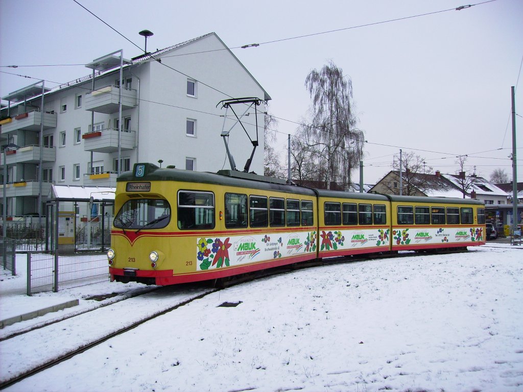 Dank der starken Versptung des vorherigen Kurses (welcher sich in meinem Rcken befindet) und der leichten Verfrhung des nachfolgenden Zuges, kam es zur Situation, dass der Bahnsteig vom anderen Zug noch belegt war und Tw 213 sehr fotogen in der Wendeschleife (perfekt zwischen den Masten) zum Stehen kam.
So gab es am 19.01.2013 in Rintheim ein VBK-DMW-Winterbild.
