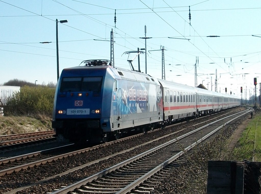 Dank den Tip eines guten Freundes aus Rostock bekam ich, am 24.April 2010,101 070 mit dem IC 2376,Karlsruhe-Binz, bei der Einfahrt in Bergen/R�gen vor die Linse.