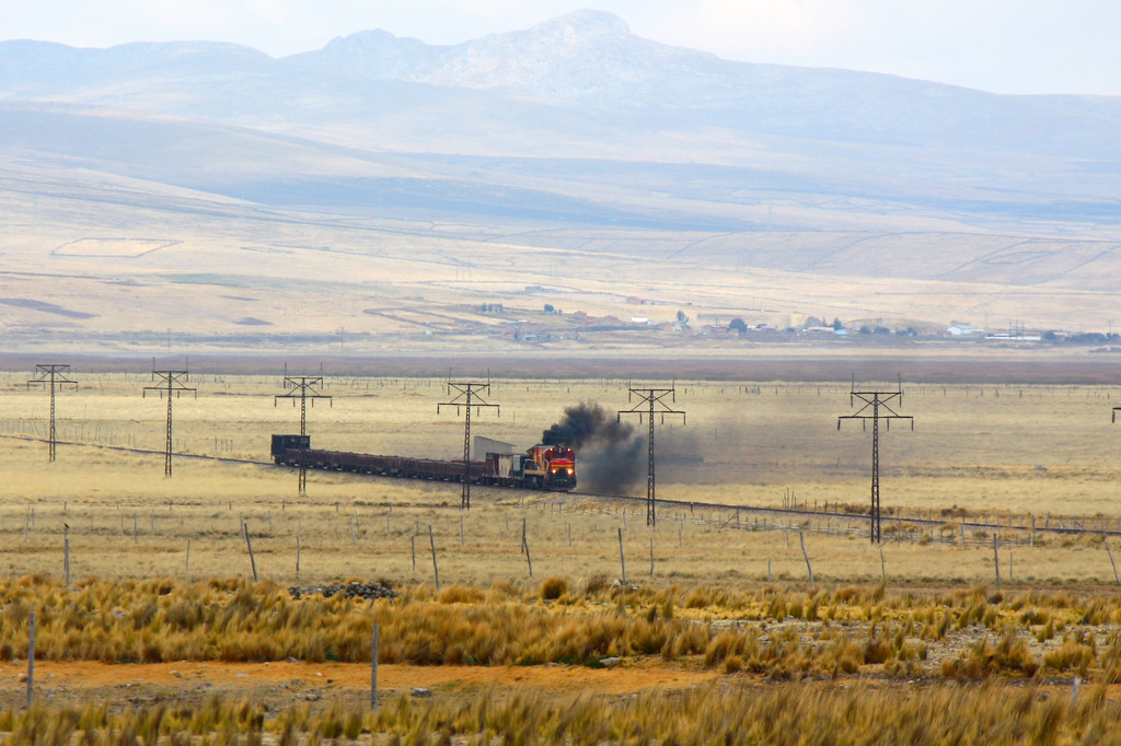 Danke fr Eure Kommentare !!! Noch ein paar  dampfende/rauchende  Dieselloks : FCCA 1001 ( GE C30-7 ) bei Junin auf dem Weg nach Cerro de Pasco - 10/09/2012