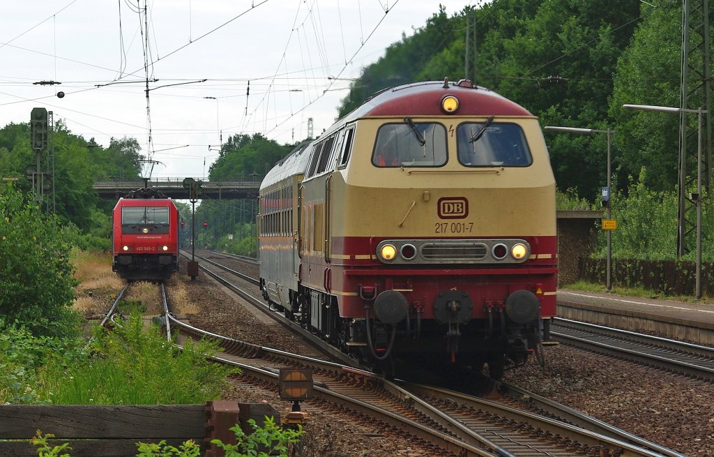 Dann das absolute Highlight! Als wir im Zug aus Harburg nach Radbruch saen, kam sie uns schon entgegen und wir dachten  ...nein, oder?  Aber dann kam sie tatschlich zurck. Das erste mal gesehen und festgehalten: 217 001-7 mit Messwagen in Richtung Sden. Aufgenommen in Radbruch am 06.07.2010.