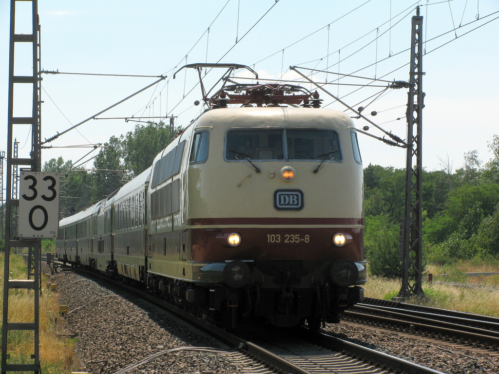 Dann begann die Geschichte des Highlights. Wir beide verlassen den Bahnhof durch den Tunnel gehen gemtlich durch die Hitze zum Auto und auf einmal der Schrei:  103er von Sden!!!  Kamera hochgerissen und durch den Zaun abgedrckt ... Murks natrlich ... aber sie ging auf Gleis 4 und rollte sehr langsam, also zum Auto gesprintet und ab die nchstbeste Strae an der Bahn entlang nach Norden und da stand sie abgestellt und wartete auf die berholung durch einen ICE. Allerdings neben einem Firmengrundstck, also suchten wir den nchstbesten Standort die Strae entlang und nach einem lauten Pfiff setzte sie sich in Bewegung (Viele Gre an den Tf!!). Abgedrckt um 14:24 und 39 Sekunden am 11.07. auf der Reise gen Koblenz via Berlin.