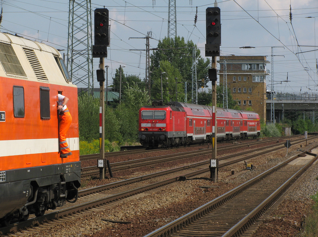 Dann brummte es hinter mir. Die Locon 301 (228 656-5) setzte zu ihrer  Show  an und war mein Nebenhighlight am 20.08. 
Hier zu sehen ist die Maschine nach dem raussetzen aus der Baustelle (S Bahn Trasse BBI - Terminal - S Bahn Bahnhof Schnefeld) mit einem anderen groen Standbein der ehemaligen DR. Der Lokfhrer steigt gerade ab um den Zug abzukoppeln. Sie lieferte fr die neue Trasse Schotter.