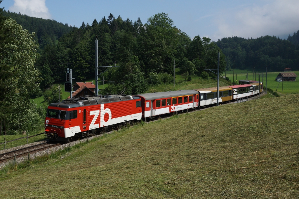 Dann endlich konnte ich den ersten herkmmlichen Brnig-IR aufnehmen. Zu sehen ist er mit der HGe 101 968-9 an der Spitze zwischen Lungern und Brnig-Hasliberg (07.07.2013).