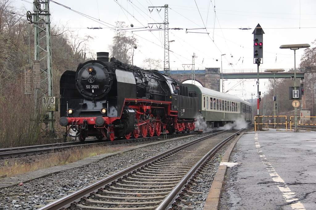 Dann endlich der Zug, weswegen ich mich am 26.11.2011 berhaupt erst auf die Socken machte: 50 3501 mit Dampfsonderzug aus Meiningen zum Weihnachtsmarkt nach Gttingen bei der Einfahrt in Eichenberg. Von da ging es weiter zur Drehfahrt nach Heiligenstadt.