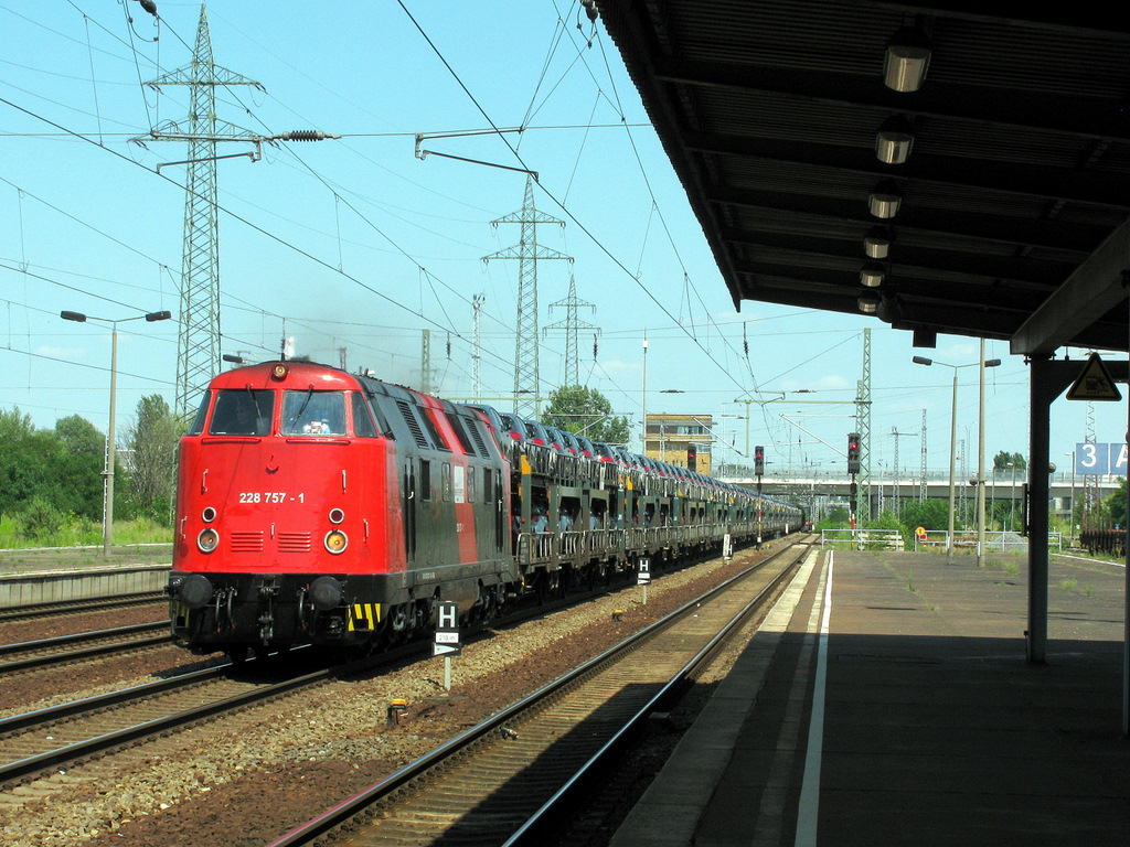 Dann der erste und einzige Gz des Tages aus der richtigen Richtung. 228 757-1 der Erfurter Bahnservice kam mit einem vollen Autozug Richtung Gesnhagener Heide (vermutlich Guben - Seddin) am 20.07. durch.