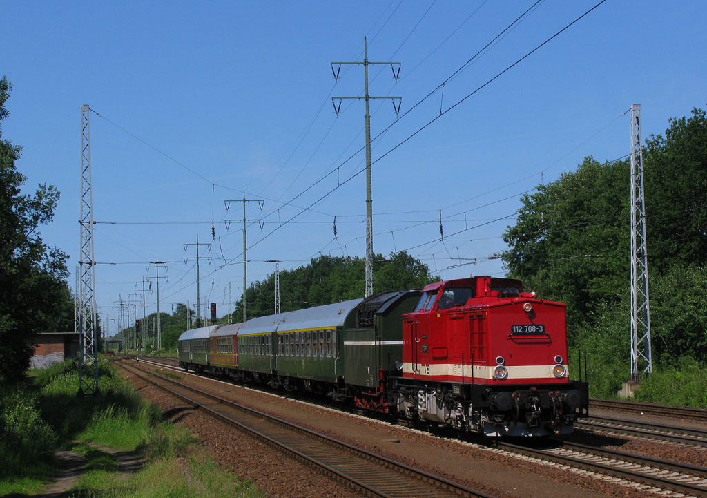 Dann folgte der  Vorzug  vor dem Sonderzug von Leipzig nach Berlin Schneweide. Knapp 19 Minuten zu frh (11:20) erschien die 112 708-3 mit dem zweiten Tender der 18 201 und einem kurzen Sonderzug mit dem 18 201 dann nach Leipzig via Magdeburg und Halle fuhr. Die 112 fuhr dann spter mit dem Alex-Zug zurck. Gre auch hier an das Lokpersonal!