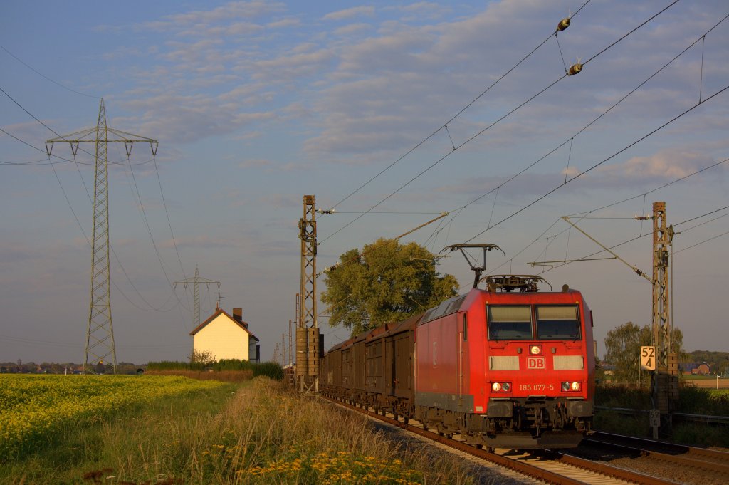 Dann fuhr die 185 077-5 am 26.09.2011 beim letzten Licht durch Herrath.