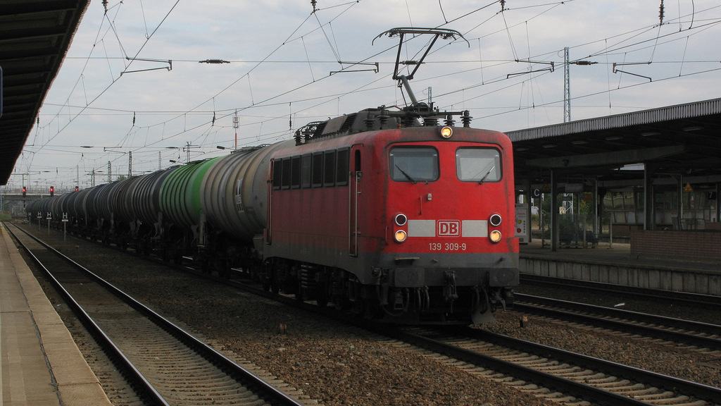 Dann ging es mit Umstieg in Berlin Schnefeld wieder zurck nach Haus. In Schnefeld gab es noch einen Kesselzug gezogen von 139 309-9 Richtung Westen. 06.10.2011