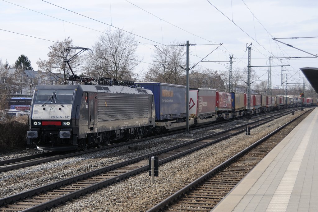 Dann ging es Schlag auf Schlag... (bzw. Zug auf Zug): ES 64 F4-097 zog einen KLV Richtung Rosenheim. (Trudering, 20.03.2010).