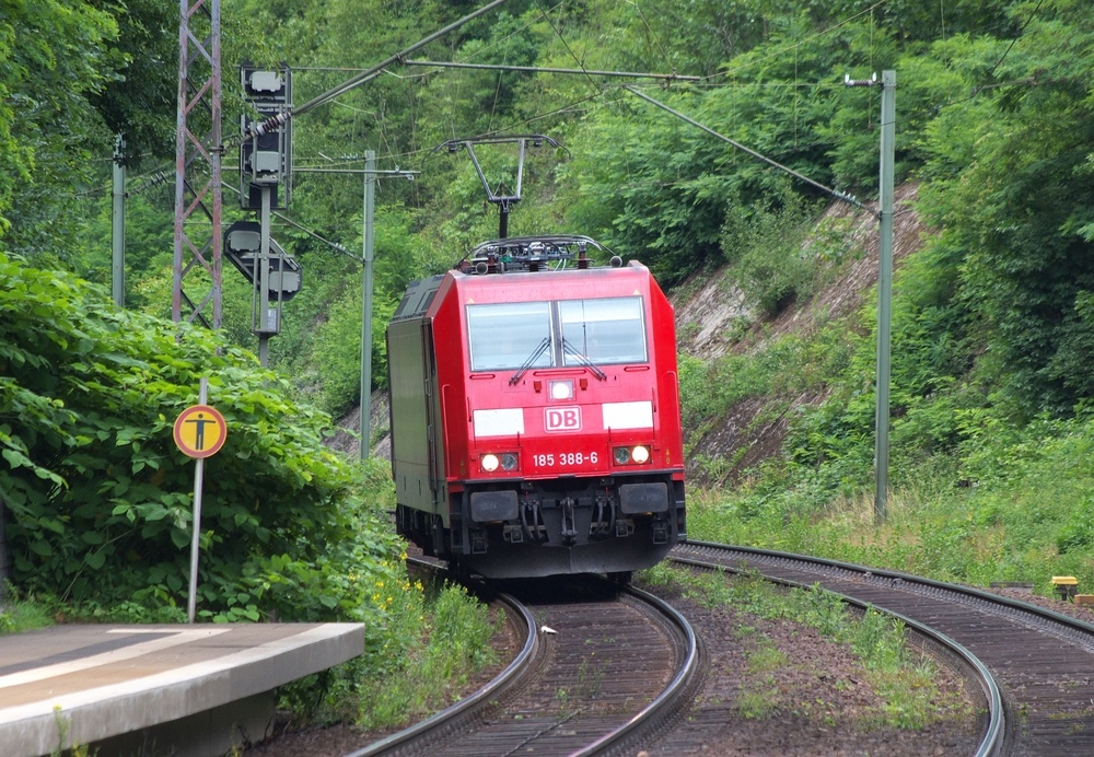 Dann hole ich mal eine neue Fuhre ab...

185 388-6 kommt als Leerfahrt aus Neunkirchen und hat gerade den Bildstock Tunnel passiert.

Ihr Ziel wird Saarbrcken Rbf. sein. Hier beim Hp. Friedrichsthal - Mitte am 17.06.2011
