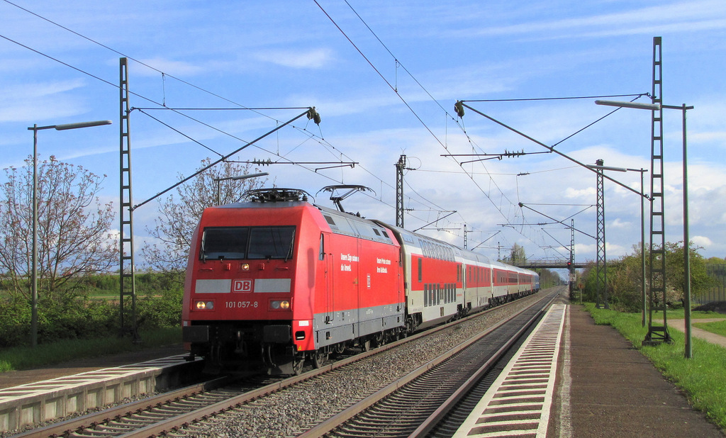 Dann kam 101 057-8 mit dem CNL 473 nach Basel SBB durch Ringsheim gefahren. 21.04.2012