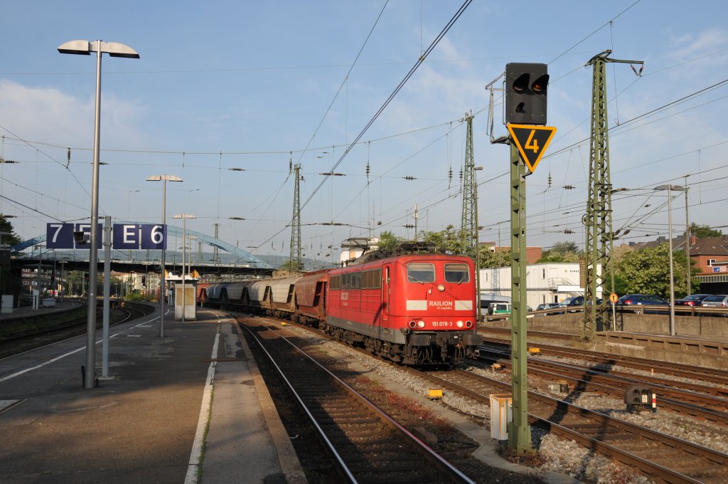 Dann kam 151 078-3 mit einem Getreidezug ebenfalls aus Aachen-West, hier bei der Durchfahrt durch den Aachener Hbf. Aufgenommen am 14/05/2011.