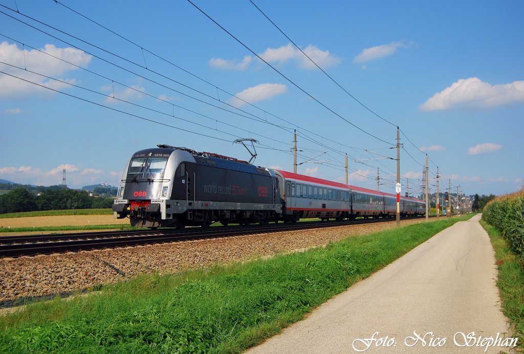 Dann kam die schnellste Lok der Welt wieder:1216 025-7 mit BB IC 642  Hotel IBIS  Wien Westbahnhof - Salzburg Hbf. und leider nicht mit 357km/h sondern nur mit 160km/h,Pasching (sterreichurlaub 18.08.09)