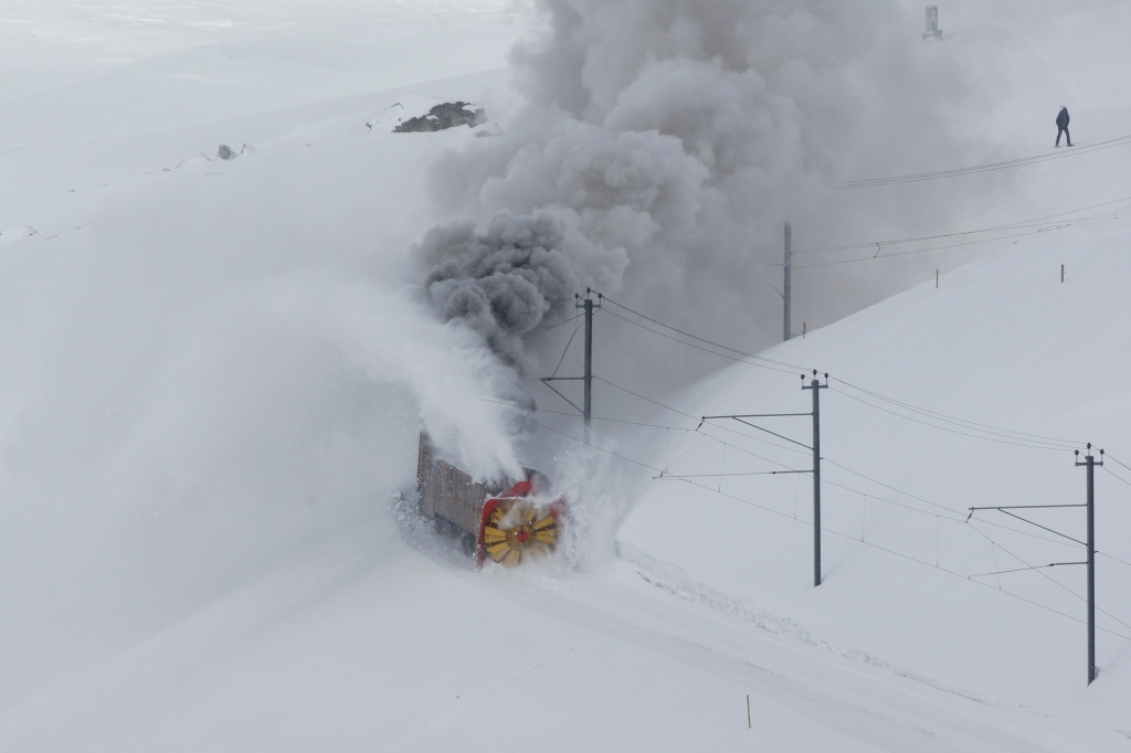 Dann konnte es losgehen. Die Dampfschneeschleuder kmpfte sich durch die knstlich angelegten Schneemassen (Ospizio Bernina, 23.02.2013)