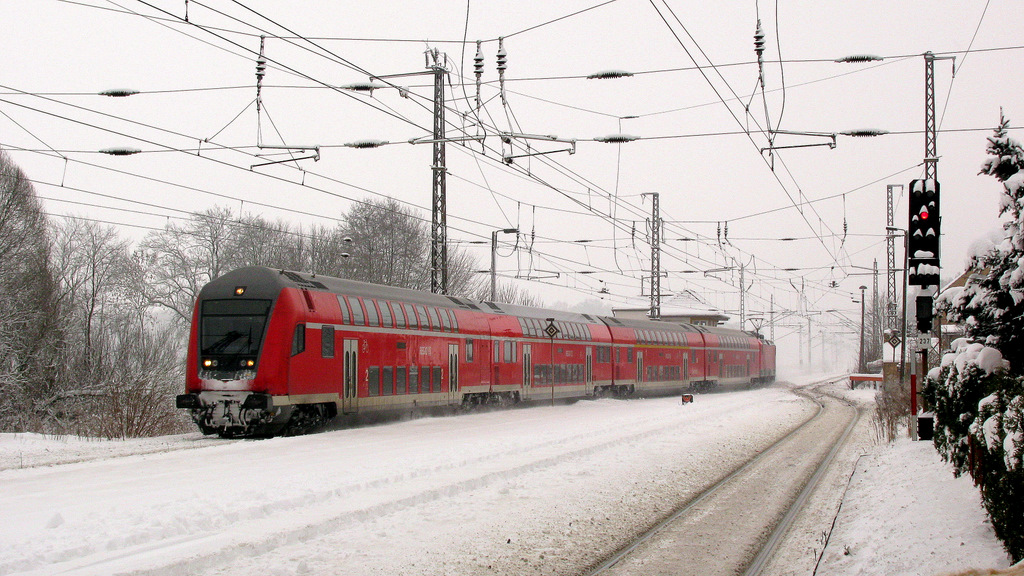 Dann rollerte als nchstes am 29.12. dieser RE 2 Umleiter nach Berlin Hbf. (tief) durch Baruth mit reichlich Versptung (ca. + 60). So wie alle anderen Zge musste auch er wegen des Winters (man mcht die Weichen nicht drehen) durch die Bahnhofsgleise.