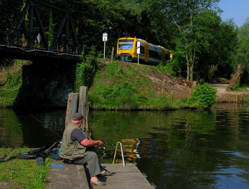 Dann sollte die 266 am 29.05. auch noch in Neue Mhle fotografiert werden (gelang nicht sonderlich), denn die Brcke wird neu gebaut. Beim warten auf die 266er kam dann diese ODEG Doppeltraktion nach Beeskow. Auch ein Angler nutzte das schne Wetter um in der Dahme Fische zu fangen. Viele Gre an ihn!