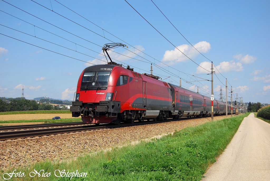Dann war wieder Railjettime:1116 223-7 schiebt RJ 65 Mnchen Hbf. - Wien Westbahnhof zum nchsten Halt in Linz,Pasching (sterreichurlaub 18.08.09)