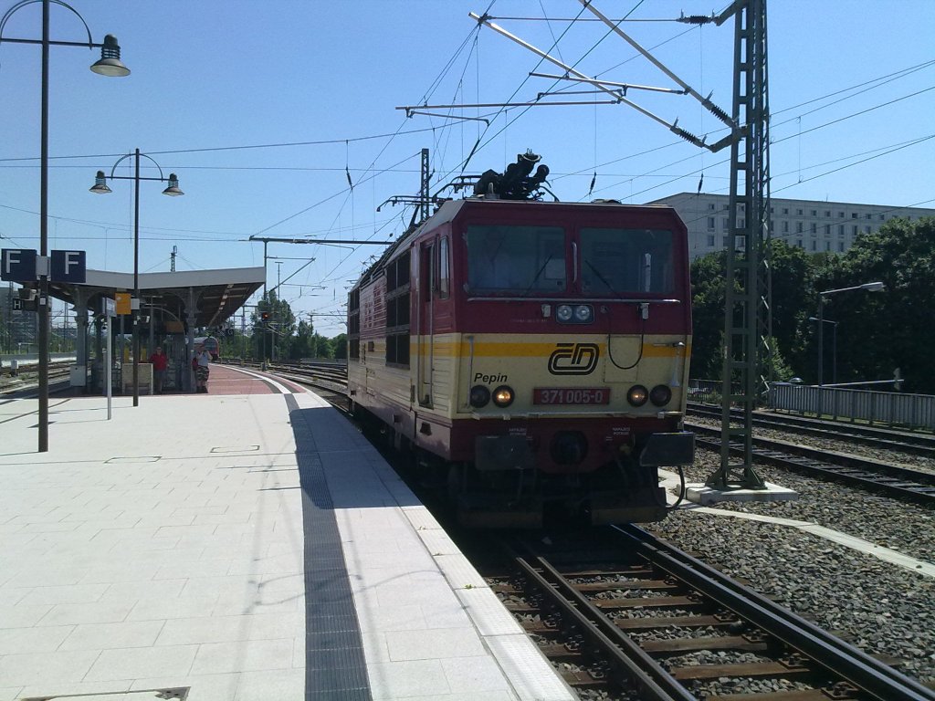 Dann wurde die 182er auch schon durch die  Kndelpresse  abgelst die den Zug weiter nach Prag fhrte.
Dresden HBF 12.07.10