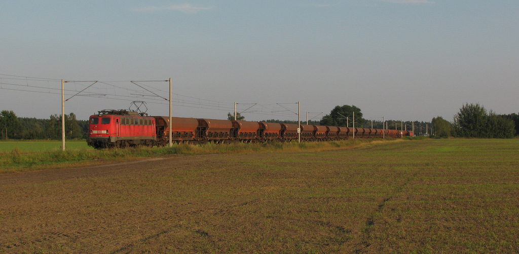Dann wurde wieder etwas gewartet und pnktlich auf die Minute gab es einen lauten Pfiff aus Richtung Halbe und langsam scheppernd zog die 140 791-5 ihren 1.800 t Zug pnktlich auf die Minute um 18:34 Richtung Knigs Wusterhausen heraus. Auch hier viele Gre an den  Pfeifer  auf dem Fhrerstand. 02.09.2011