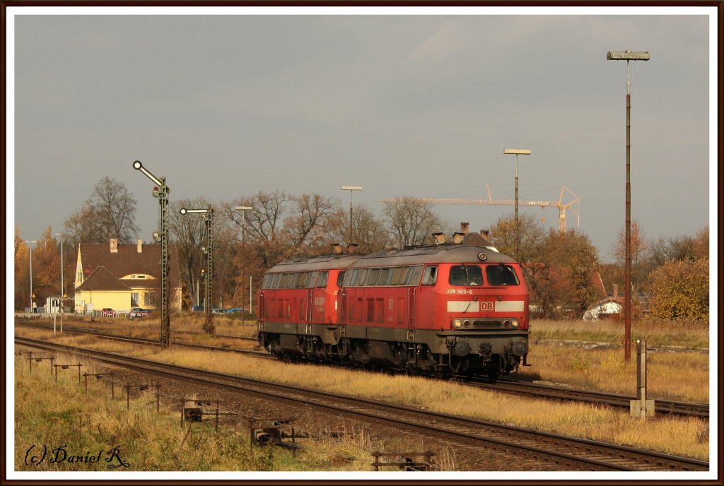 Darauf folgten 225 903 und 225 010 LZ gen Burghausen. (03.11.10, Tling) 