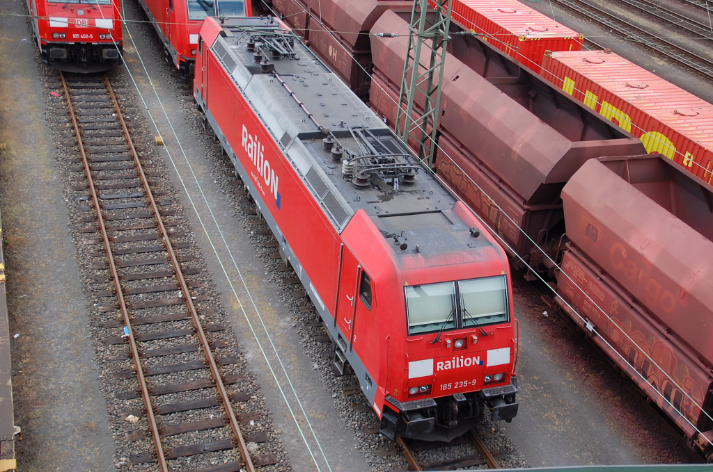 Daraufsicht, auf die abgestellte 185 235-9 von der Brcke ber den Gterbahnhof in Neuss am 15 Mai 2011.