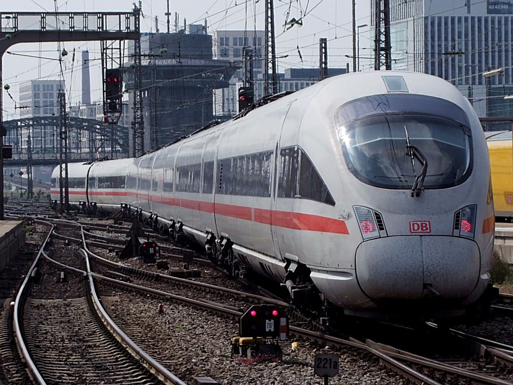  Darmstadt (TZ1180) verlsst die Haupthalle des Mnchner-Hbf.;110513