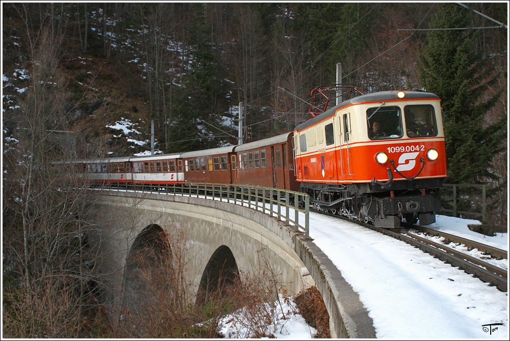 Das 116 m lange Klausgrabenviadukt berfhrt 1099 004 mit R 6813 von St.Plten nach Mariazell.  
Annaberg 8.12.2010